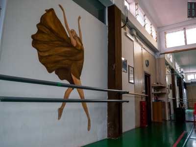 ...abbellita dal dipinto di una ballerina sulla parete 